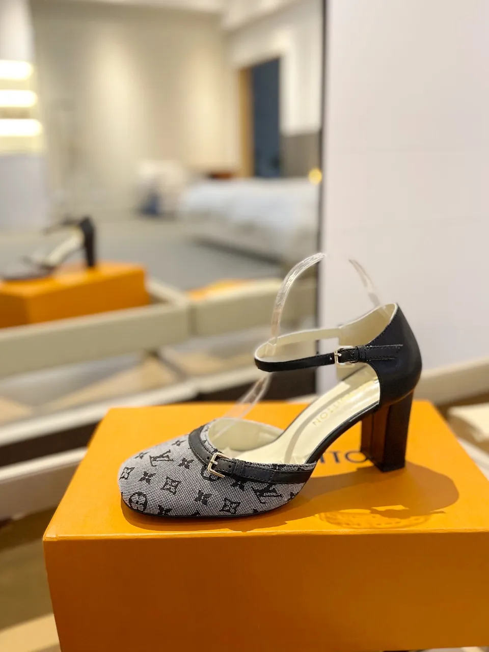 👟👟Ex-factory price 640👟👟 2024 latest L✔ The latest catwalk style slippers from L✔ Home counters, official website series updated simultaneously, perfect last + LV new element button design, full of femininity, noble temperament, original reverse mold last, ultimate 1:1 shape, high-end quality, imported high-end fabrics showing exquisite texture! Fabric: LV denim Lining: high-quality soft sheepskin lining Feet: imported goatskin Customized A-grade high-density private mold outsole, luxurious packaging! 8 cm thick heel Size: 34-42, (34, 40, 41, 42 customizations are non-refundable)